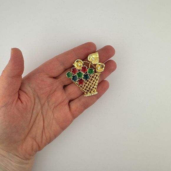 Vintage Gold Tone Enamel Clear Rhinestone Flower Basket Brooch Pin Openwork 1.75 - Picture 7 of 10